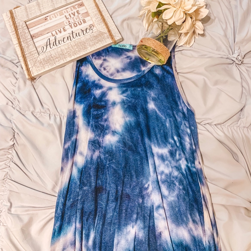 Long sleeveless top
